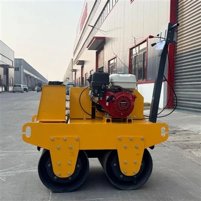 Qual è la differenza tra un rullo compressore a benzina e un rullo a zoccoli di pecora?